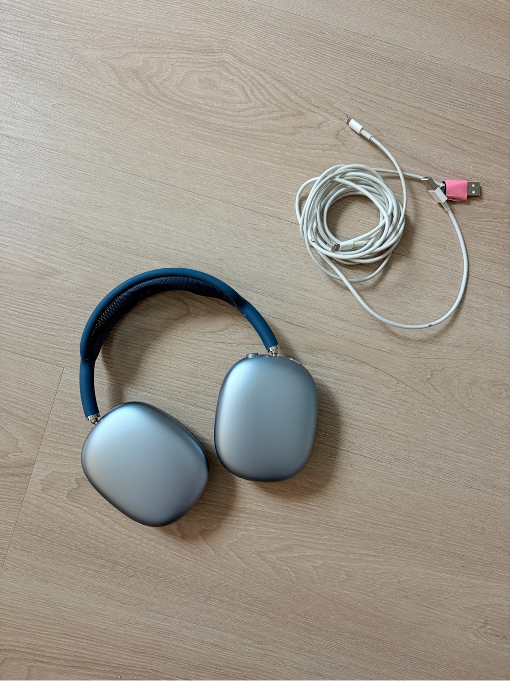 Apple AirPods Max Over-Ear Headphones - Silver and Blue - Picture 3 of 7